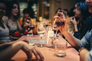 L'abus d'alcool provoque des effets plus rapides et néfastes chez les femmes que chez les hommes