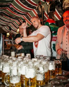 Le joueur Ermedin Demirovic tient parole et offre une bière à tous ses supporters