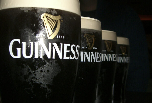 Un ingénieur utilise l'IA pour comparer le prix de la Guinness